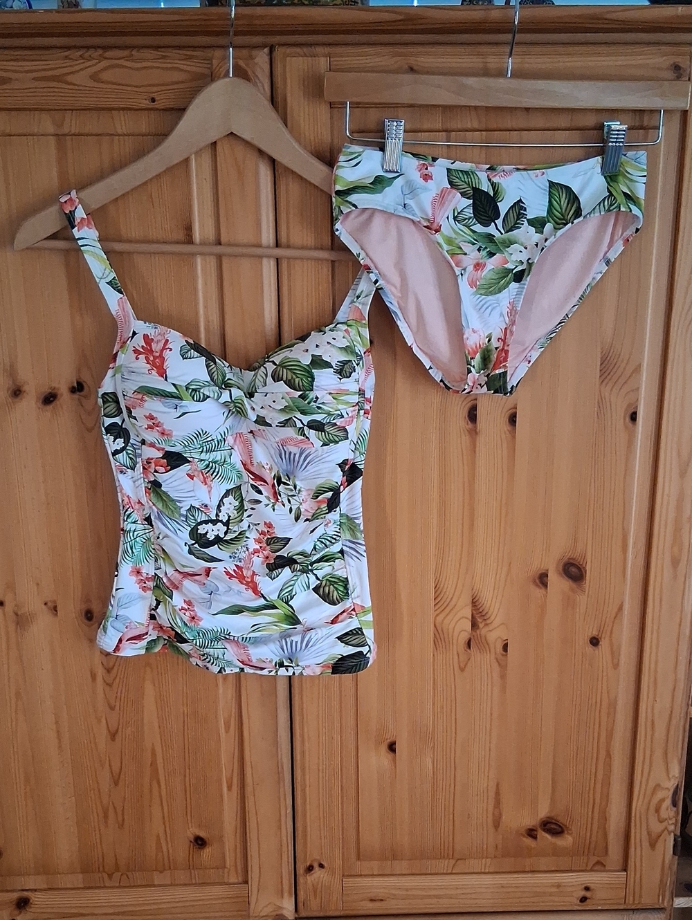 Nip Tuck Swim White Green Pink Tropical Floral Tankini Two Piece Swimsuit Size 4